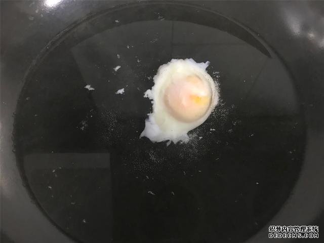 水煮荷包蛋，冷水下鍋還是開水下鍋？學會這三招，雞蛋圓嫩不散