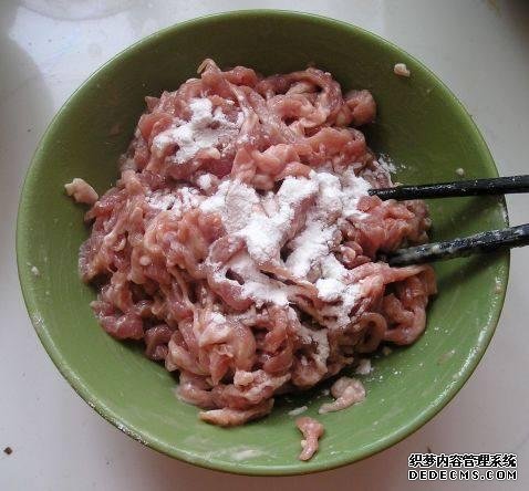 家庭版自制水煮肉，肉嫩軟滑，麻辣鮮香，每次做都不夠吃