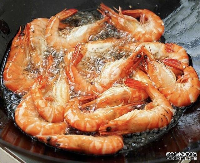 油燜大蝦怎么做好吃得根本停不下來，油燜大蝦最正宗做法