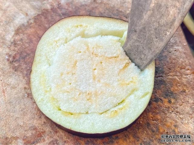 茄子不要用來炒和燉，香煎茄子煲口感嫩軟濃香，是老少皆宜的菜品