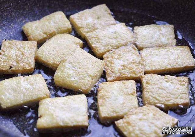 西蘭花和豆腐的口感都特鮮嫩，做上一鍋，一家人吃著美滋滋