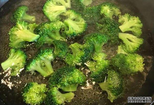 西蘭花和豆腐的口感都特鮮嫩，做上一鍋，一家人吃著美滋滋