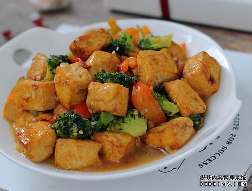 西蘭花和豆腐的口感都特鮮嫩，做上一鍋，一家人吃著美滋滋
