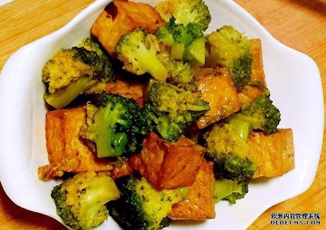 西蘭花和豆腐的口感都特鮮嫩，做上一鍋，一家人吃著美滋滋