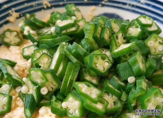 1塊豆腐加1把秋葵，不蒸不炒不涼拌，出鍋比吃肉還香，超過癮