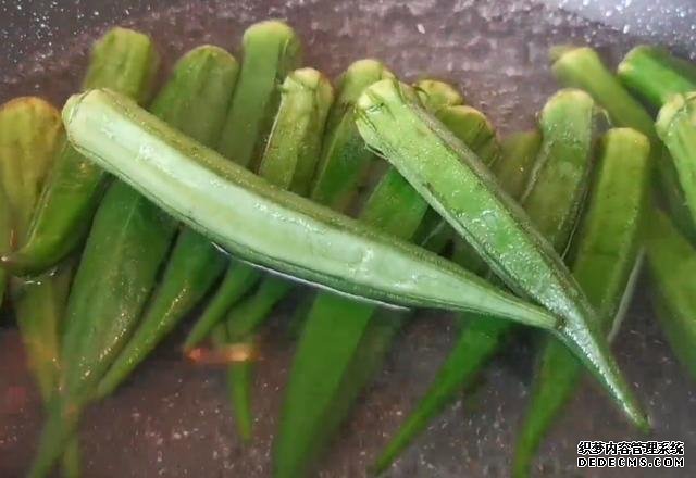 1塊豆腐加1把秋葵，不蒸不炒不涼拌，出鍋比吃肉還香，超過癮