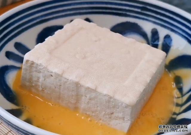 1塊豆腐加1把秋葵，不蒸不炒不涼拌，出鍋比吃肉還香，超過癮