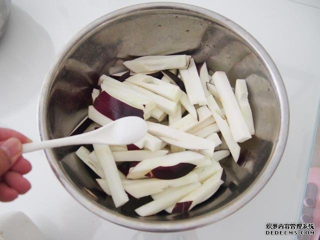 茄子換種做法，搭配牛肉做“披薩”，味道特別值得嘗試