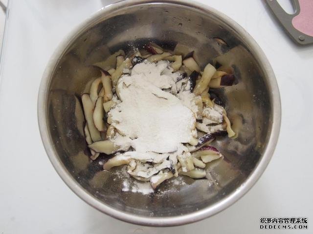 茄子換種做法，搭配牛肉做“披薩”，味道特別值得嘗試