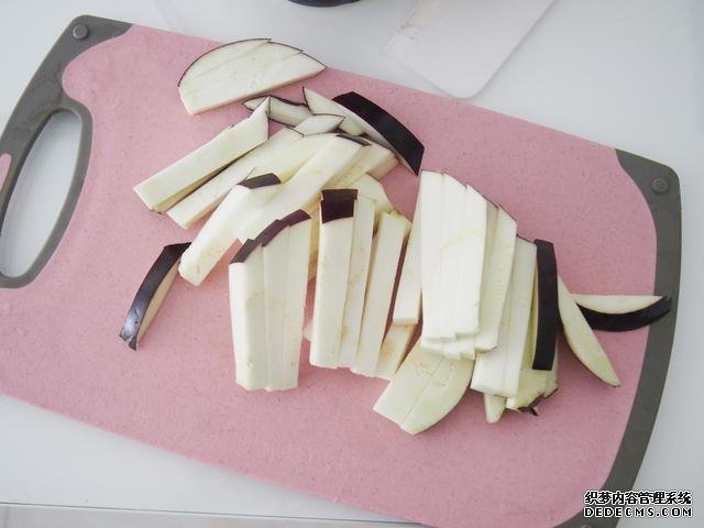 茄子換種做法，搭配牛肉做“披薩”，味道特別值得嘗試