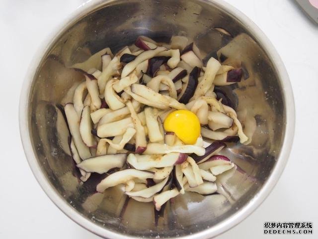 茄子換種做法，搭配牛肉做“披薩”，味道特別值得嘗試