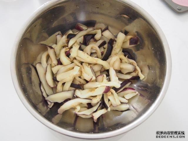 茄子換種做法，搭配牛肉做“披薩”，味道特別值得嘗試