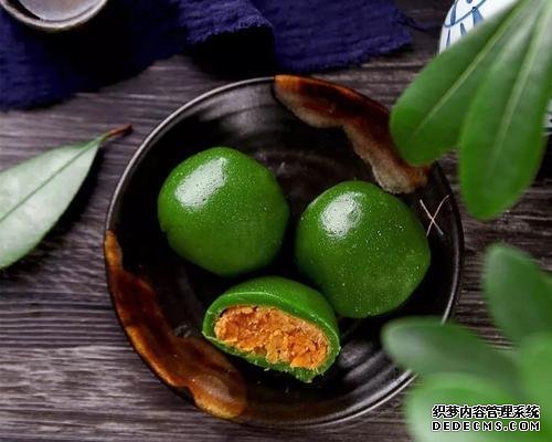 時(shí)近清明，“青團(tuán)”可不能少，油綠如玉，香糯可口，天然綠色小吃