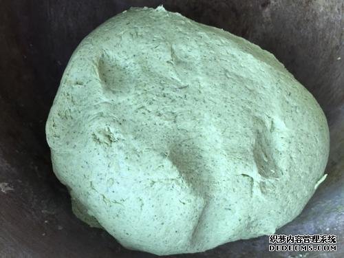 時(shí)近清明，“青團(tuán)”可不能少，油綠如玉，香糯可口，天然綠色小吃