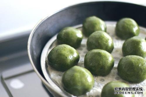 時(shí)近清明，“青團(tuán)”可不能少，油綠如玉，香糯可口，天然綠色小吃