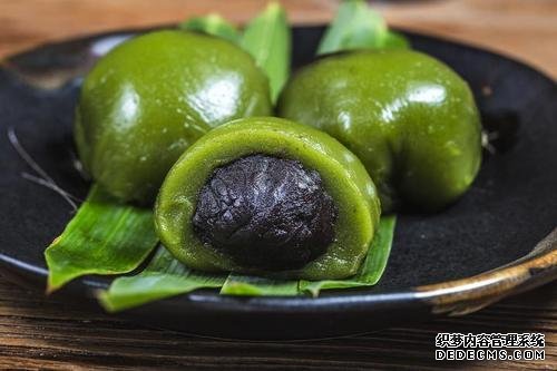 時(shí)近清明，“青團(tuán)”可不能少，油綠如玉，香糯可口，天然綠色小吃