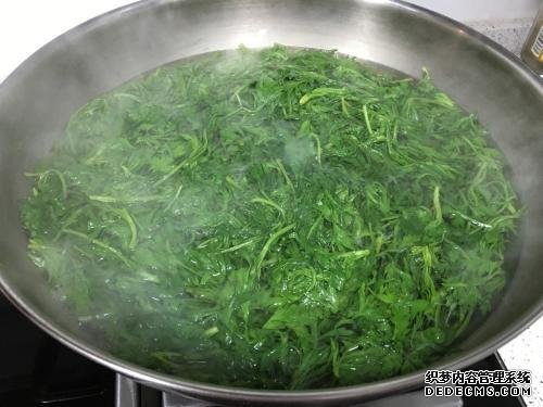 時(shí)近清明，“青團(tuán)”可不能少，油綠如玉，香糯可口，天然綠色小吃