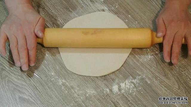 老婆做了20個“烤餃子”，掰開樂壞了：這種餃子皮頭一次見