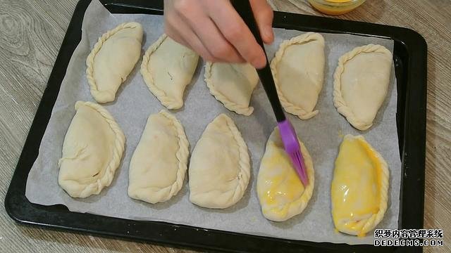 老婆做了20個“烤餃子”，掰開樂壞了：這種餃子皮頭一次見