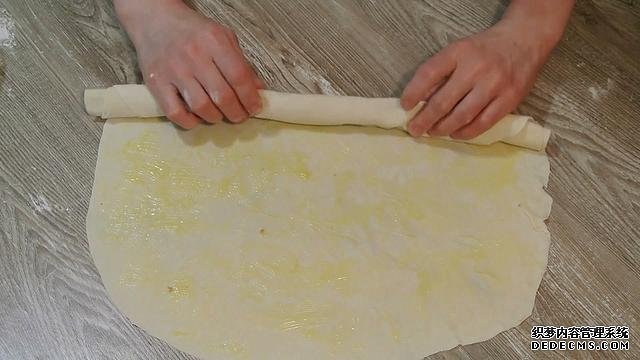老婆做了20個“烤餃子”，掰開樂壞了：這種餃子皮頭一次見