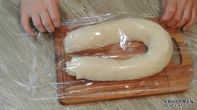 老婆做了20個“烤餃子”，掰開樂壞了：這種餃子皮頭一次見