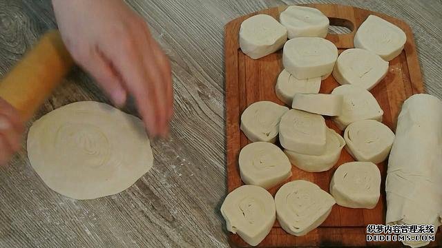 老婆做了20個“烤餃子”，掰開樂壞了：這種餃子皮頭一次見