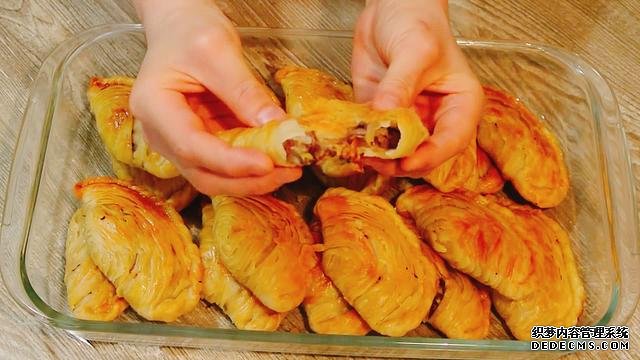 老婆做了20個“烤餃子”，掰開樂壞了：這種餃子皮頭一次見