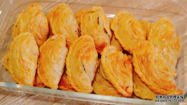 老婆做了20個“烤餃子”，掰開樂壞了：這種餃子皮頭一次見