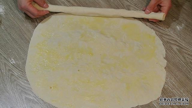 老婆做了20個“烤餃子”，掰開樂壞了：這種餃子皮頭一次見