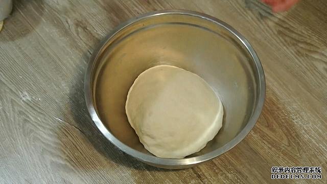 老婆做了20個“烤餃子”，掰開樂壞了：這種餃子皮頭一次見