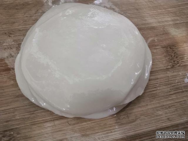 包餃子剩點(diǎn)餃子皮不要浪費(fèi)，教你一個新鮮吃法，搭配土豆絲很美味