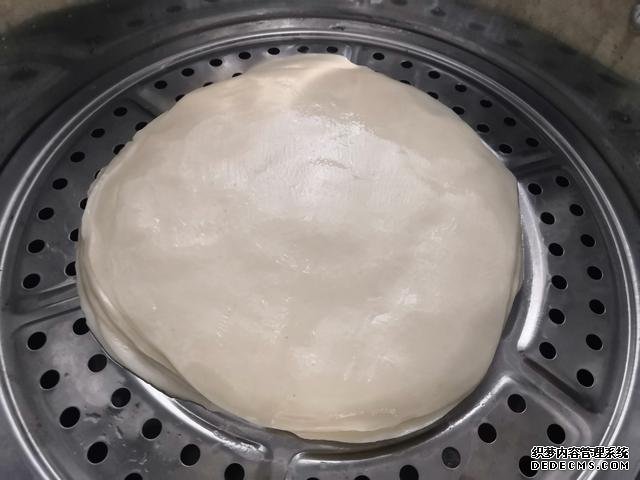 包餃子剩點(diǎn)餃子皮不要浪費(fèi)，教你一個新鮮吃法，搭配土豆絲很美味