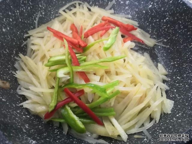 包餃子剩點(diǎn)餃子皮不要浪費(fèi)，教你一個新鮮吃法，搭配土豆絲很美味