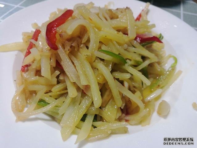 包餃子剩點(diǎn)餃子皮不要浪費(fèi)，教你一個新鮮吃法，搭配土豆絲很美味
