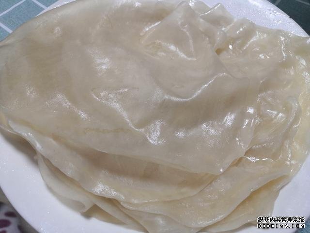 包餃子剩點(diǎn)餃子皮不要浪費(fèi)，教你一個新鮮吃法，搭配土豆絲很美味