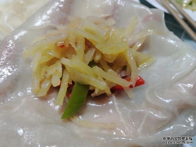 包餃子剩點(diǎn)餃子皮不要浪費(fèi)，教你一個新鮮吃法，搭配土豆絲很美味