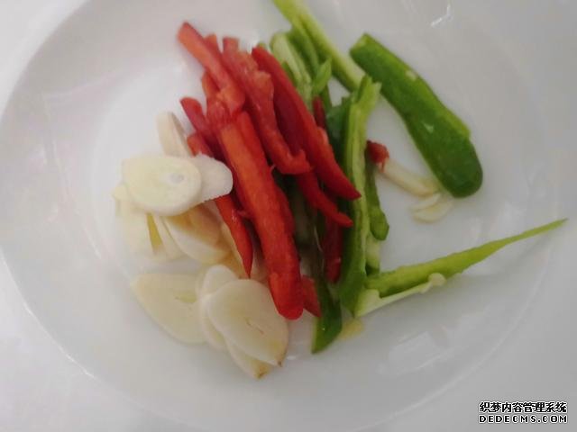包餃子剩點(diǎn)餃子皮不要浪費(fèi)，教你一個新鮮吃法，搭配土豆絲很美味