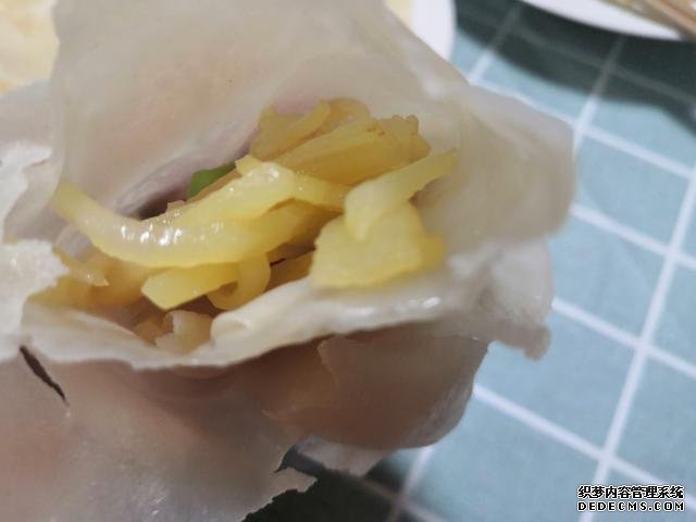包餃子剩點(diǎn)餃子皮不要浪費(fèi)，教你一個新鮮吃法，搭配土豆絲很美味