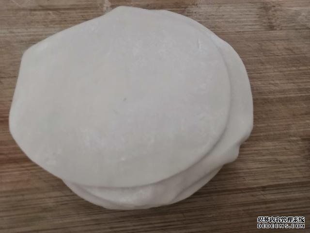 包餃子剩點(diǎn)餃子皮不要浪費(fèi)，教你一個新鮮吃法，搭配土豆絲很美味
