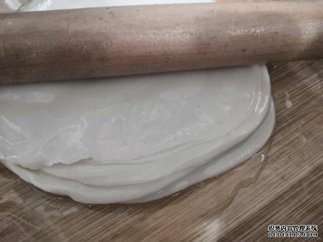 包餃子剩點(diǎn)餃子皮不要浪費(fèi)，教你一個新鮮吃法，搭配土豆絲很美味