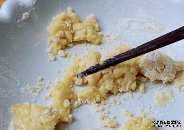 綠豆別熬粥啦，試試這樣做，5元食材做一大盤(pán)，孩子吃了還想吃