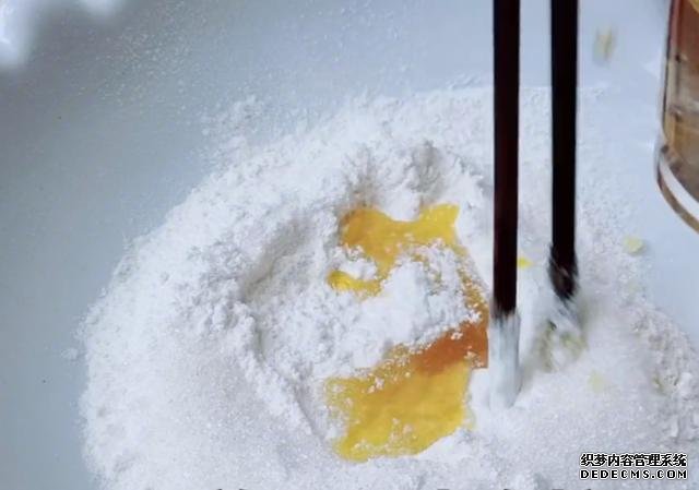 綠豆別熬粥啦，試試這樣做，5元食材做一大盤(pán)，孩子吃了還想吃