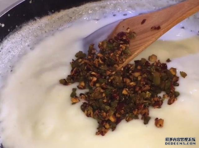 牛奶別直接喝了，教你一個(gè)新吃法，又香又甜真好吃，做法還簡(jiǎn)單