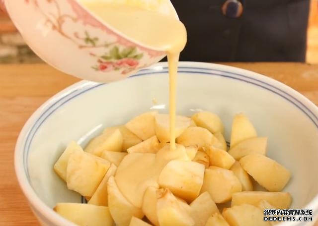 蘋(píng)果不要直接吃了，加2個(gè)雞蛋，家里來(lái)客都不怕，端上桌就被搶光