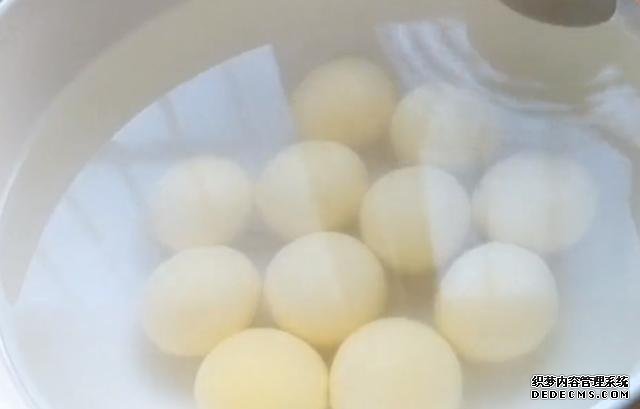 我家吃湯圓從不水煮，淋1個(gè)雞蛋，簡單一做，上桌3斤不夠吃，解饞