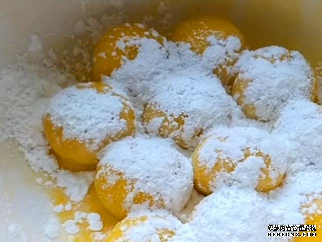 我家吃湯圓從不水煮，淋1個(gè)雞蛋，簡單一做，上桌3斤不夠吃，解饞