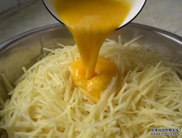 土豆里加2個(gè)雞蛋，不炒不燉不涼拌，不放一滴水，我家早餐經(jīng)常做