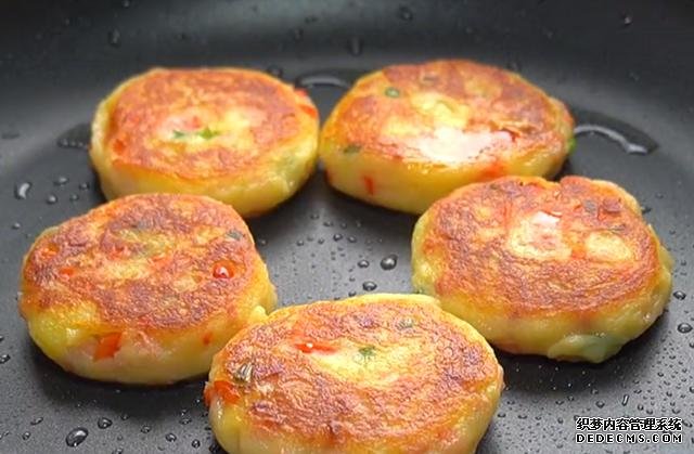 土豆餅最簡單好吃的做法，外酥里嫩，鮮香又營養(yǎng)，全家人都喜歡