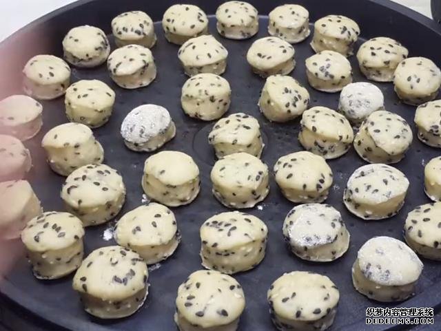 第一用芝麻做小饅頭，不蒸不煮不油炸，簡單又營養(yǎng)，真的太好吃了