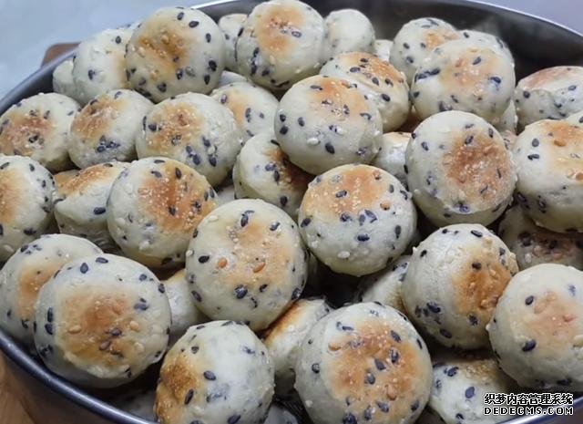 第一用芝麻做小饅頭，不蒸不煮不油炸，簡單又營養(yǎng)，真的太好吃了